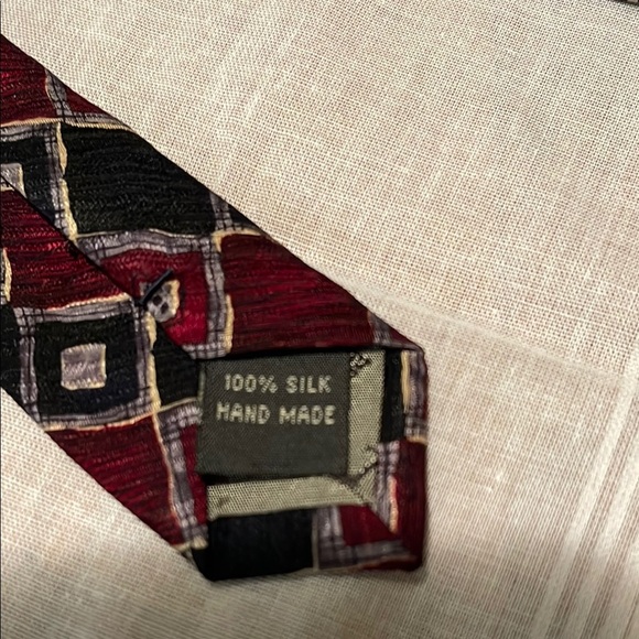 Geometric Patterned Tie in Red and Black - Picture 4 of 10